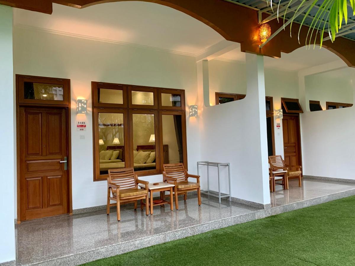 Febri'S Hotel & Spa Kuta Lombok Exteriör bild